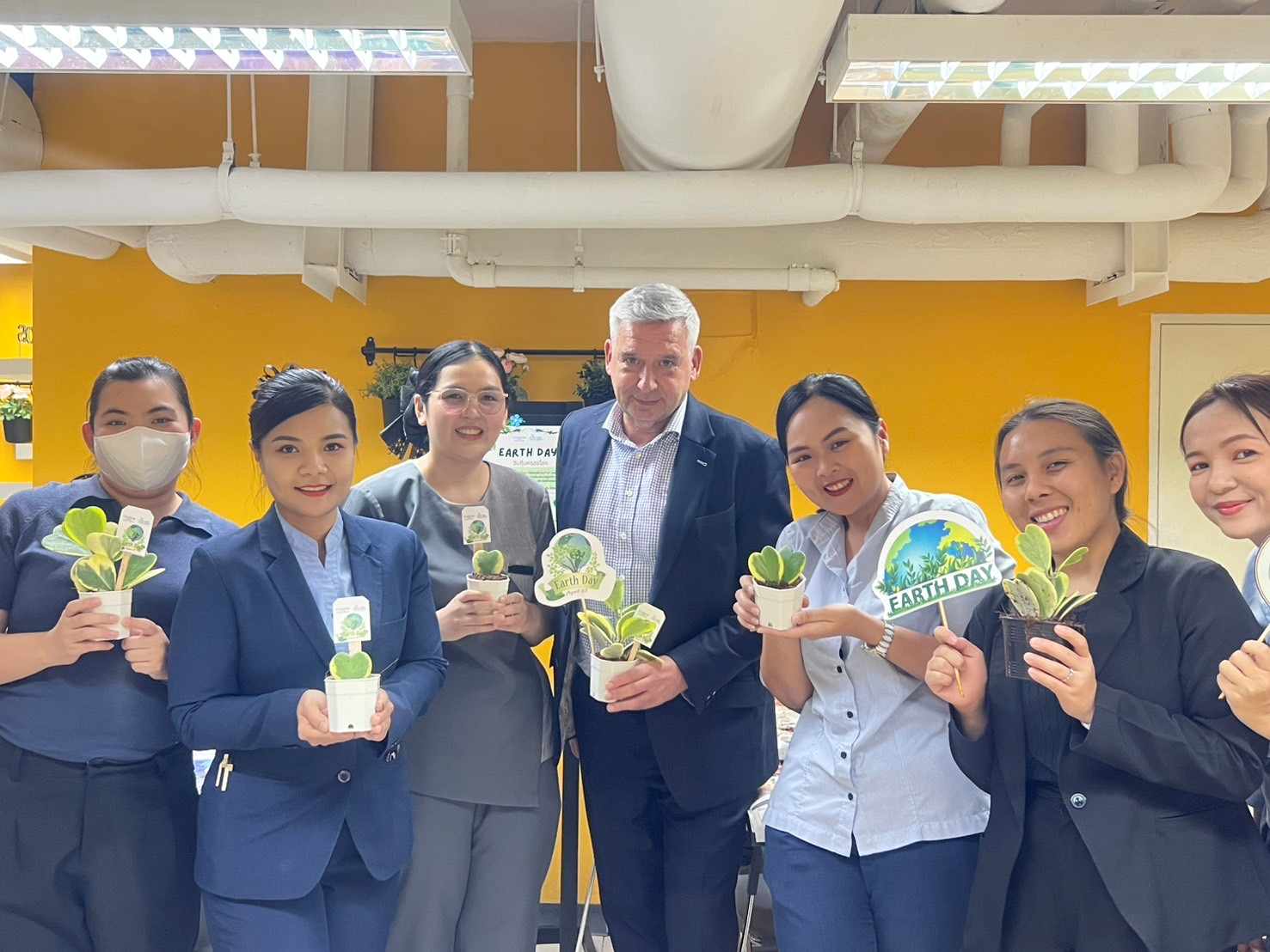 โรงแรมชาเทรียม ริเวอร์ไซด์ กรุงเทพฯ จัดกิจกรรมปลูกต้นไม้