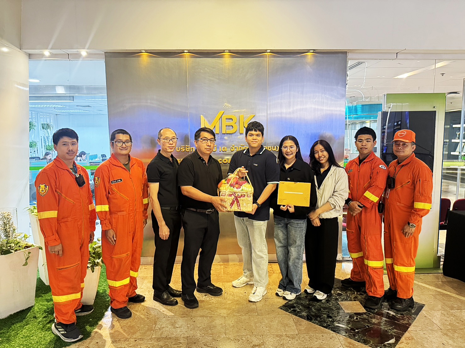 จิตอาสาผู้กล้า Fireman MBK ร่วมช่วยระงับเหตุเพลิงไหม้ รง.ไทยออพติคอล