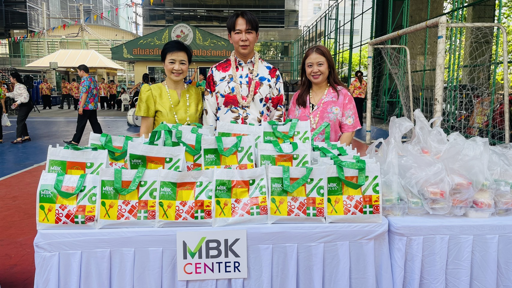 เอ็ม บี เค เซ็นเตอร์ มอบข้าวมาบุญครองส่งต่อสุขภาพที่ดีแก่ผู้สูงอายุ